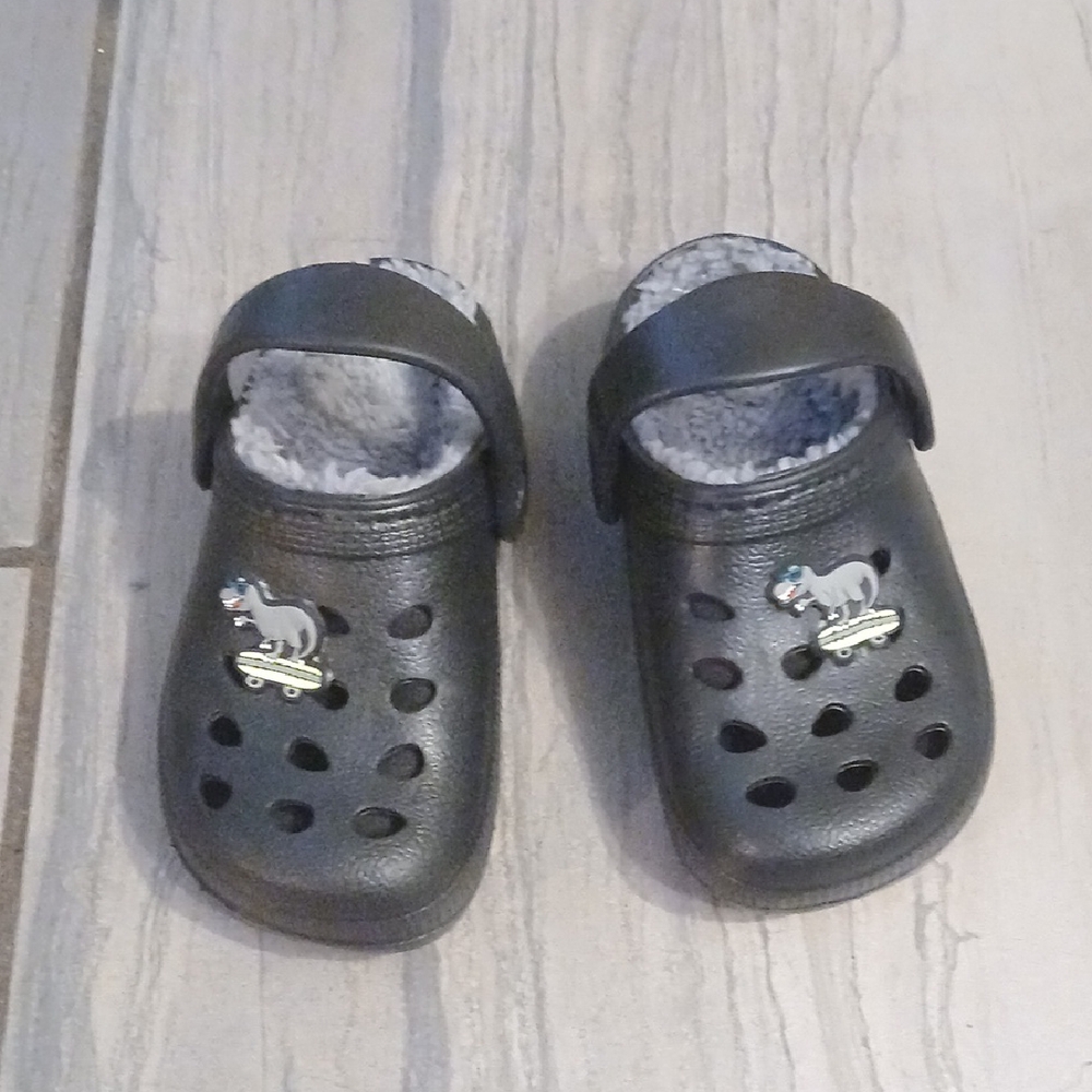 Black Slip-On Slippers with Ventilated Design